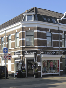 908755 Gezicht op het winkelhoekpand Amsterdamsestraatweg 220 te Utrecht, met links de Goudsbloemstraat.N.B. bouwjaar: ...